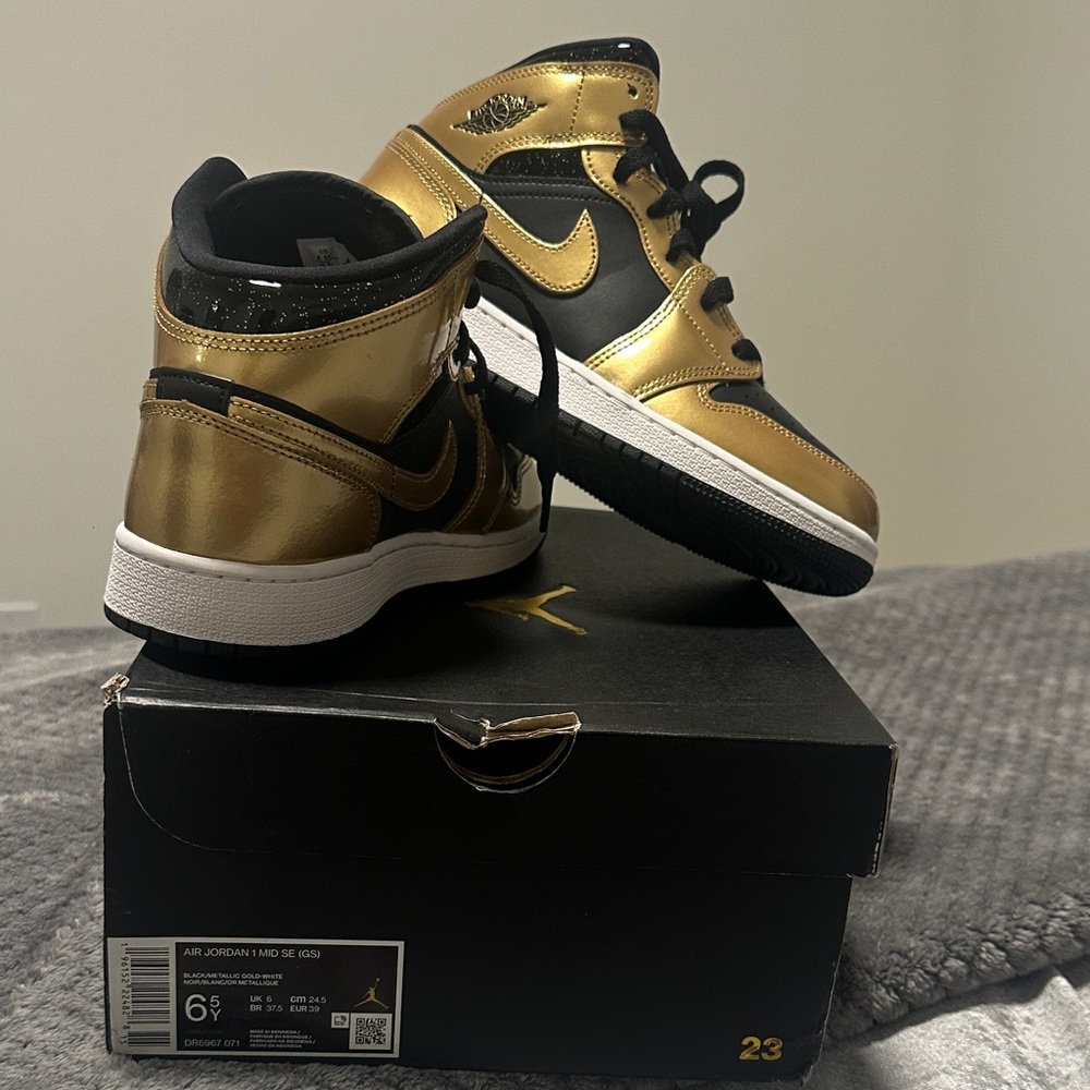 Air Jordan 1 Mid SE- Black Metallic Gold-White